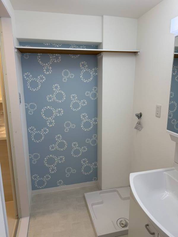 洗面　ミッキー柄アクセントクロス