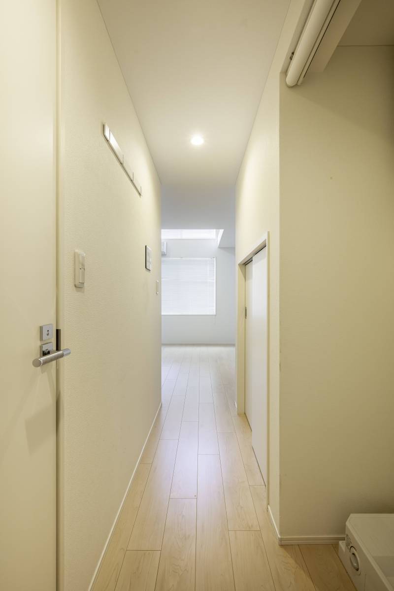 玄関から見たリビング