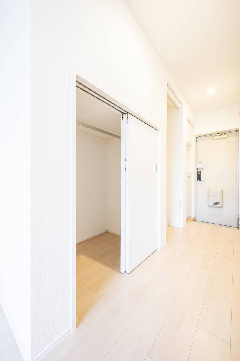 こちらの収納はハンガーも掛けられます。