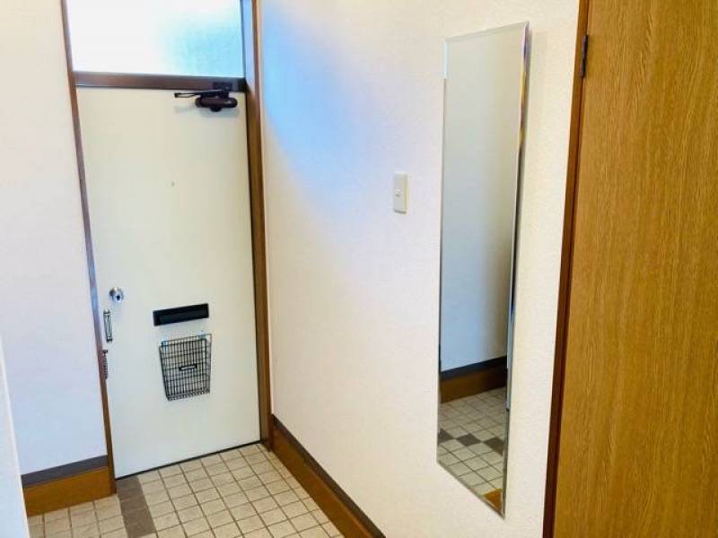 玄関には姿見ミラー付き