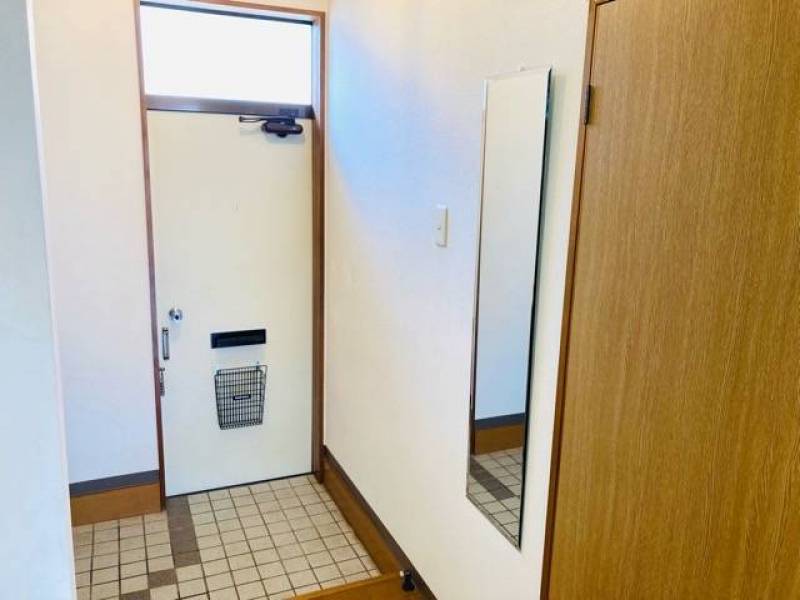 玄関には姿見ミラー付き