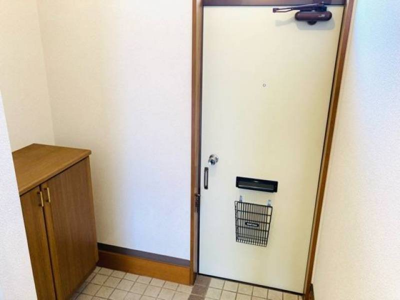 靴棚のある広々とした玄関