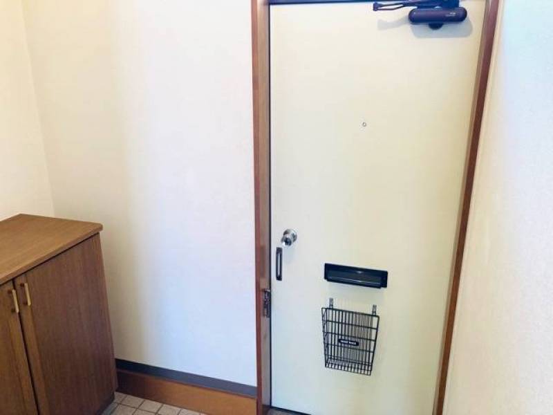 靴棚のある広々とした玄関