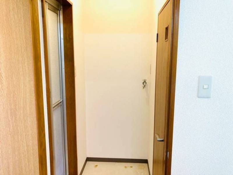 浴室脱衣所に洗濯機置場があります