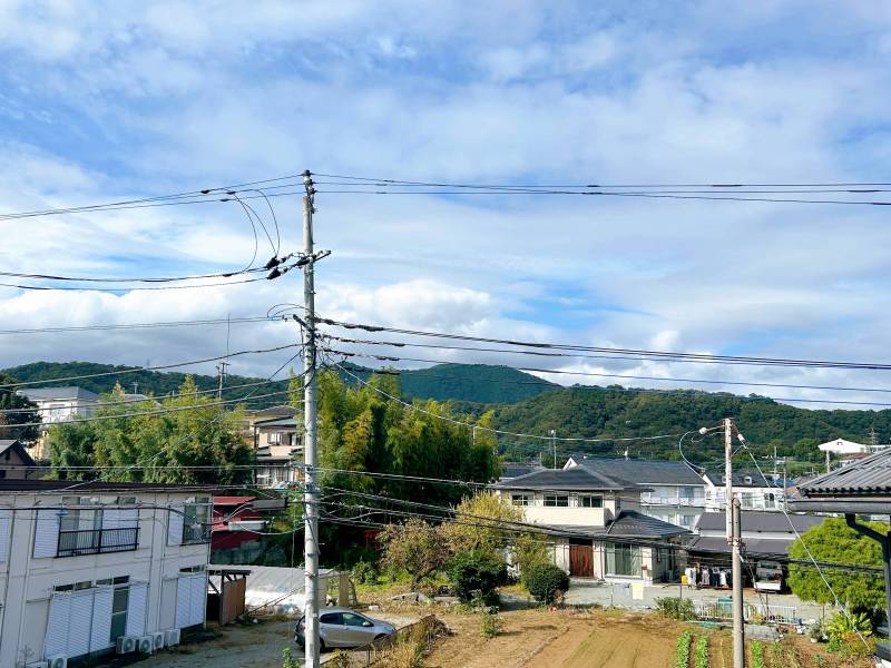 山と青空が広がっています。