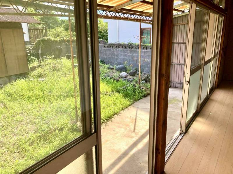 廊下から見える家庭菜園可能な専用庭です。