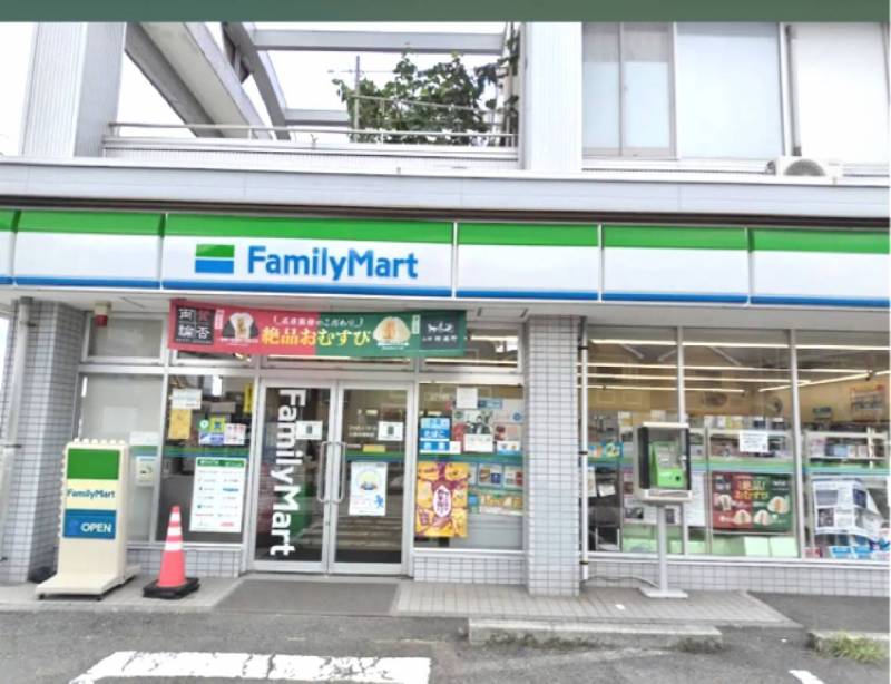 ファミリーマート：徒歩2分