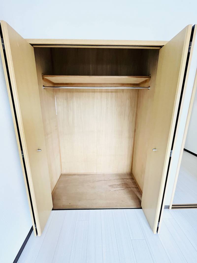 広々クローゼットはパイプハンガー付き♪