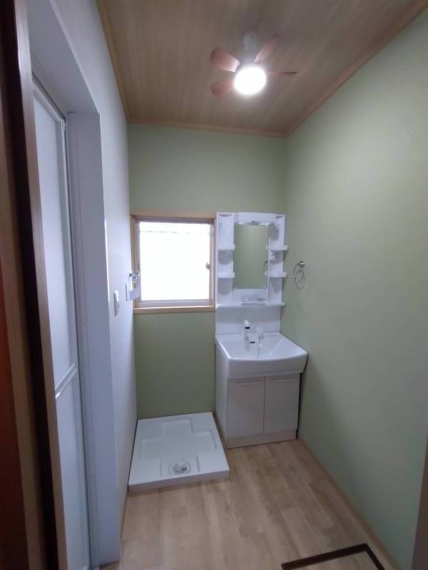 洗面所と洗濯機置き場も新品♪清潔な水回りで快適な生活を！