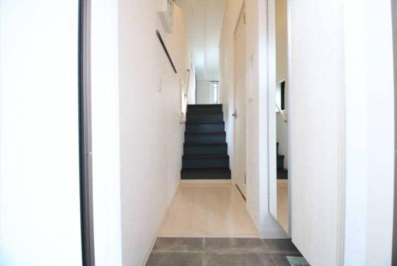 姿見鏡付きシューズボックスで身だしなみチェック。