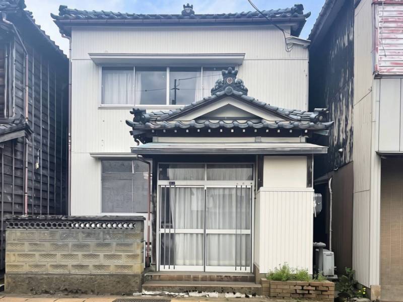 大通りに面した玄関