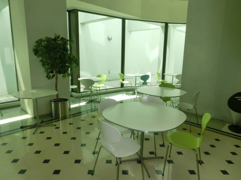 【カフェテリア(地階)】各階にも別途共用スペースあり