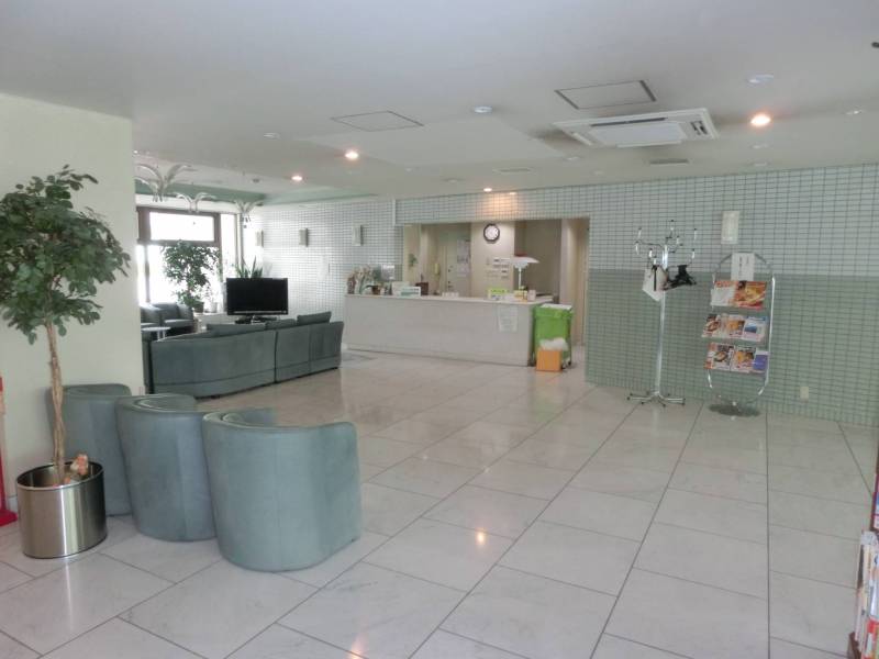 【ロビー、フロントサービス】
広々としたラウンジ、管理人日勤