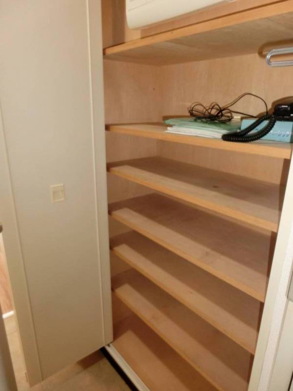 【シューズボックス】靴・小物をすっきり収納。折れ戸です。