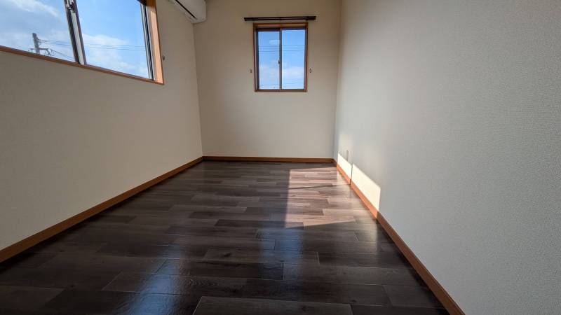 東側洋室4.4帖。広々収納付き。