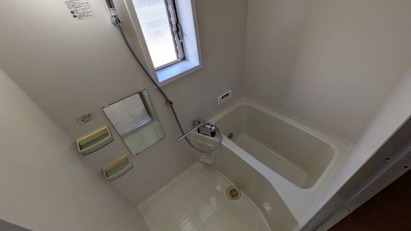 サーモスタット水栓付の浴室。