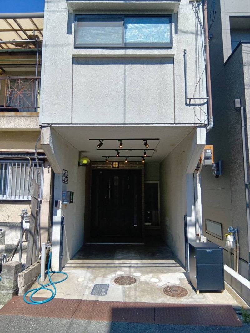 小型車の駐車が可能なガレージ付きです。