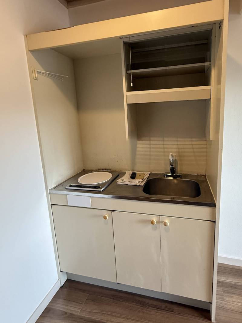 独立キッチン。水栓はレバータイプで温度調節が容易