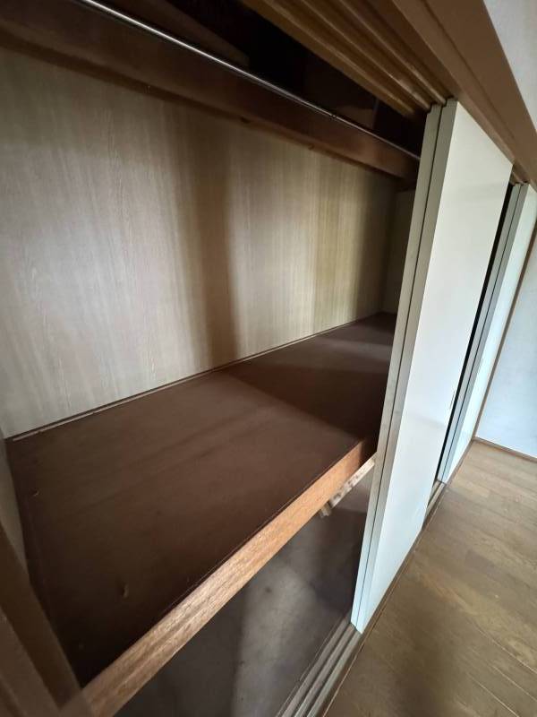 玄関横洋室収納