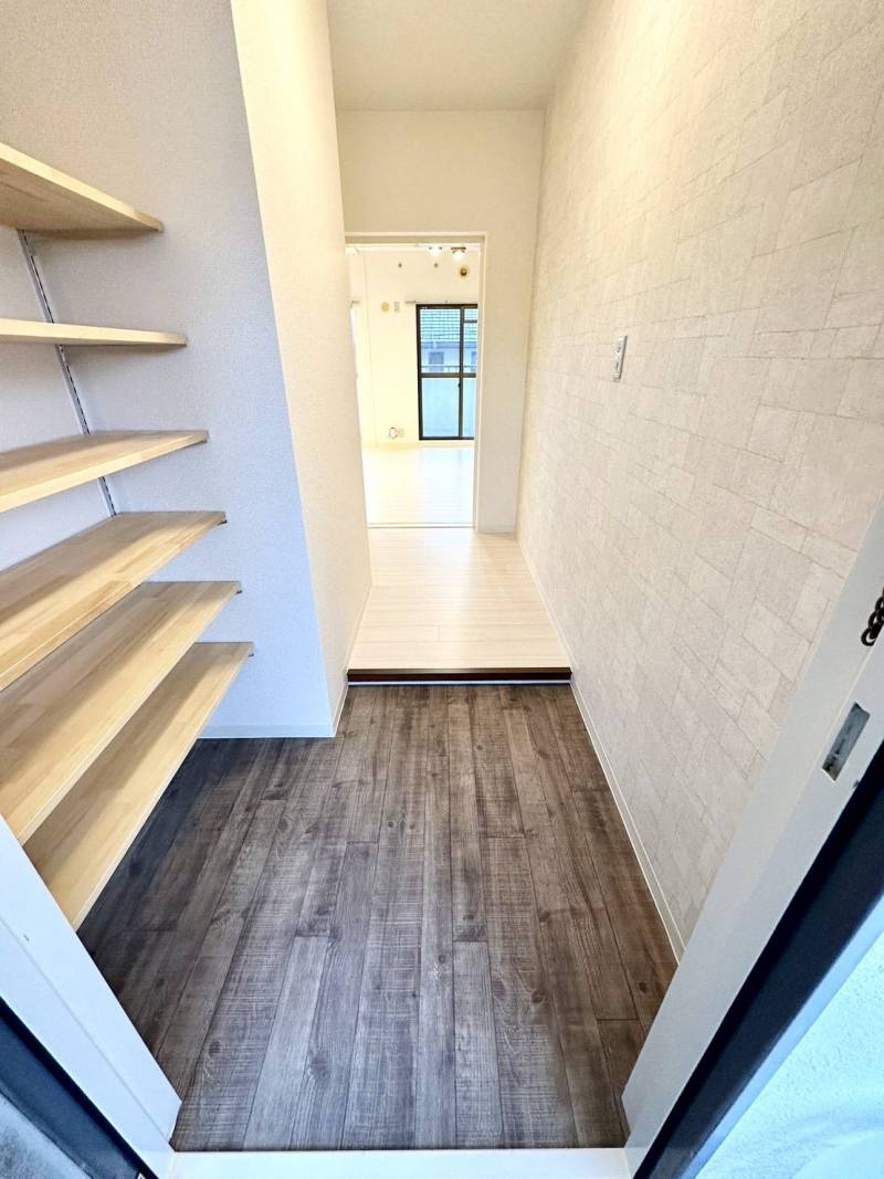 部屋により異なりますが、玄関土間はオシャレなCF仕上げです♪