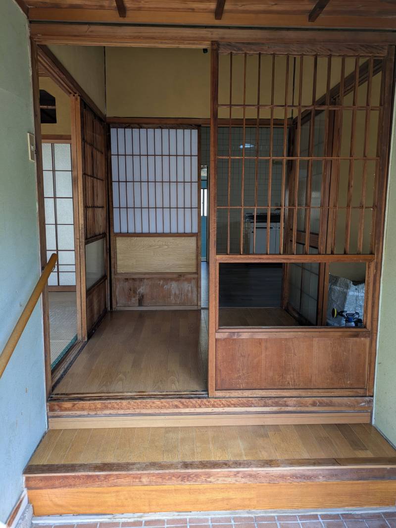 和の雰囲気を醸し出す骨障子の玄関