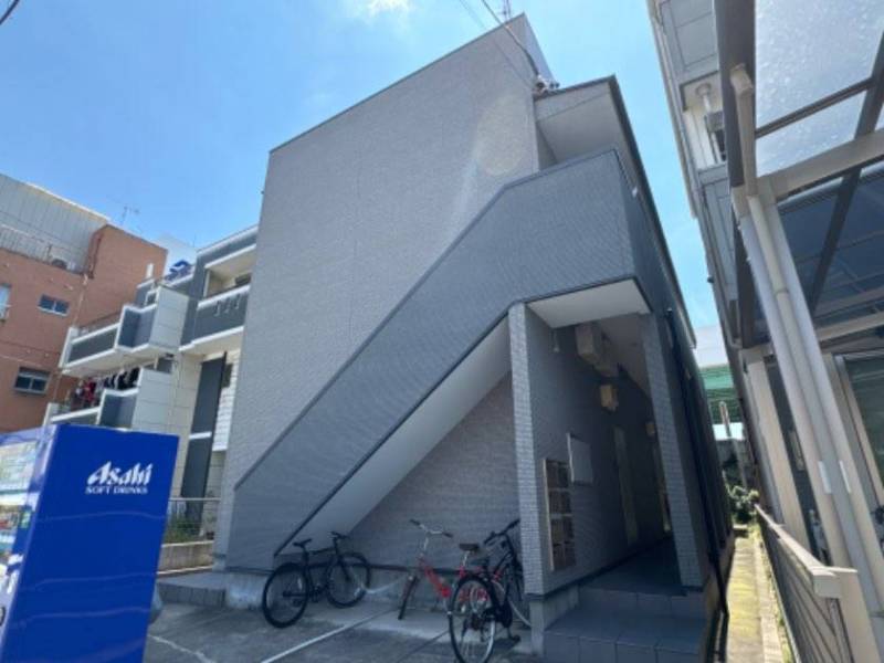 外観はシンプルなグレー系。自販機も設置しています