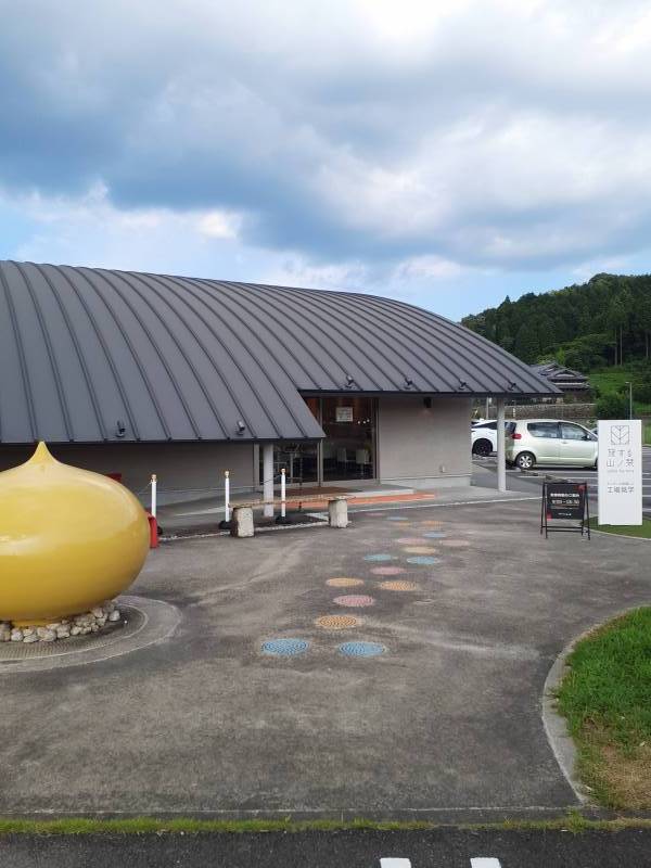 カフェやショップはもちろん、工場見学までできます！