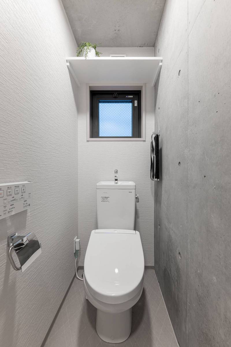 トイレは清潔感抜群の洗浄便座です。