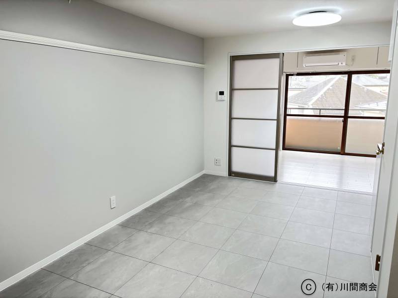 リビングダイニングエリアです。白基調の広々した空間です。