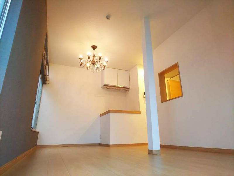 お部屋に入った瞬間に見えるシャンデリアがおしゃれを演出！