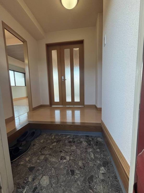玄関はほどよい広さで部屋の中が見えないので安心