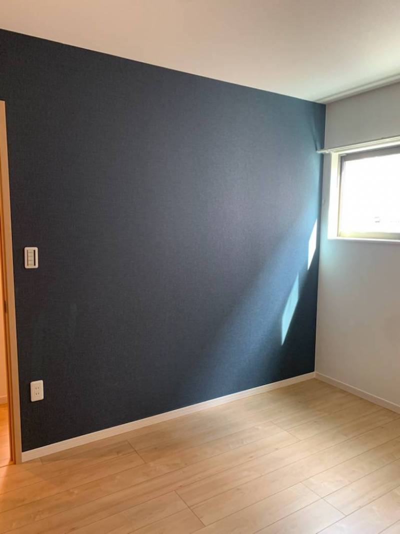 主寝室　深い眠りに誘うネイビー