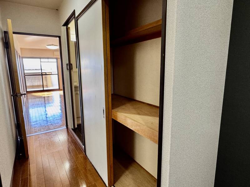 廊下にも大きな収納があります。