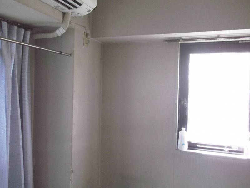 窓は二方向あるので部屋は明る目です。ゴミは処分済みです。