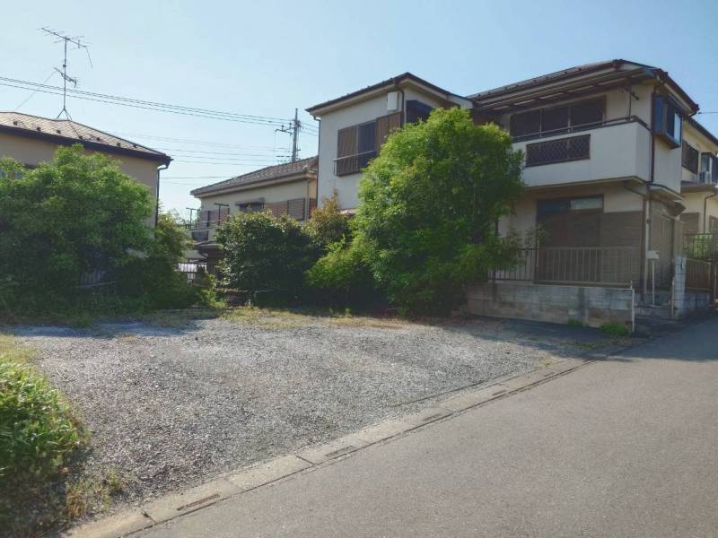 隣地が駐車場になっております