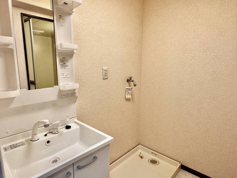 清潔な洗面台と室内洗濯機置き場です。