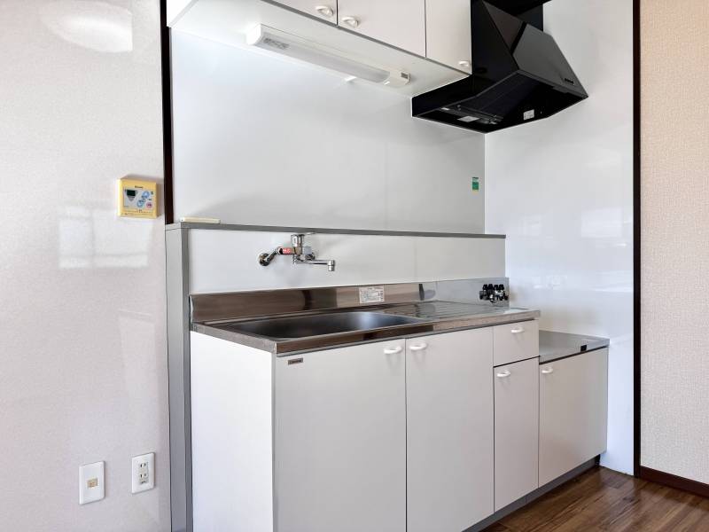 明るく清潔なキッチンです。収納も十分にあります。