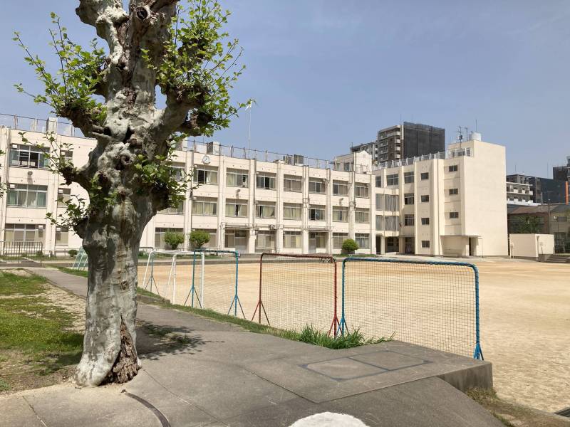 丸山小学校まで徒歩2分です。