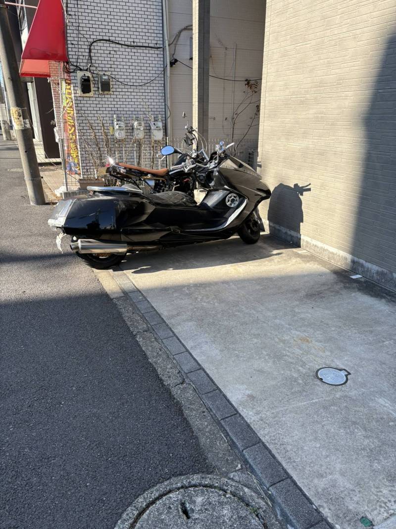 入口側にバイク駐輪場、1階奥には自転車駐輪場があります。