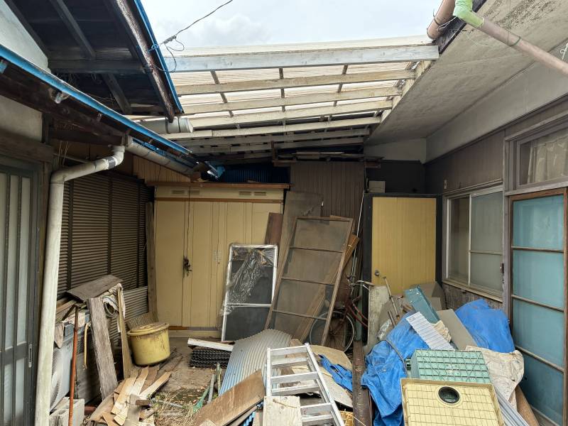 奥が廊下です
屋根があるので自転車は置けます。