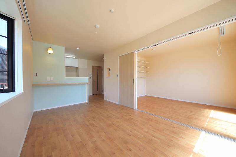 引き戸を解放すれば日当りのよいリビングです