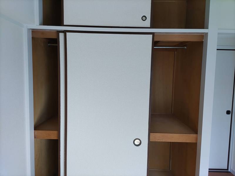 入って右の４．５帖の収納はまあ普通です