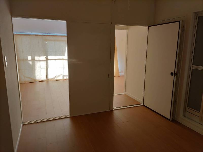 DKから振分の６帖と4.5帖を見る。紙カーテンで暗く見える。