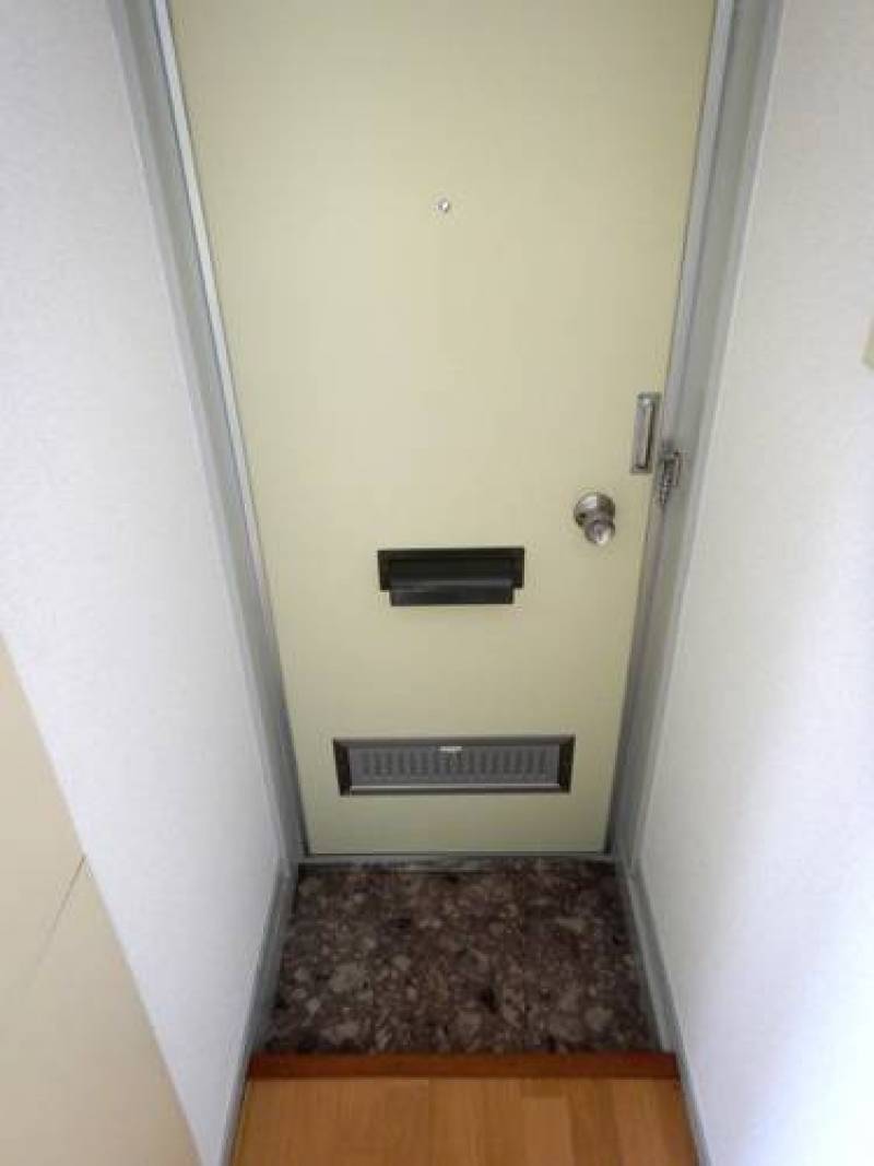 エステー生田１－２０３
室内から見た玄関