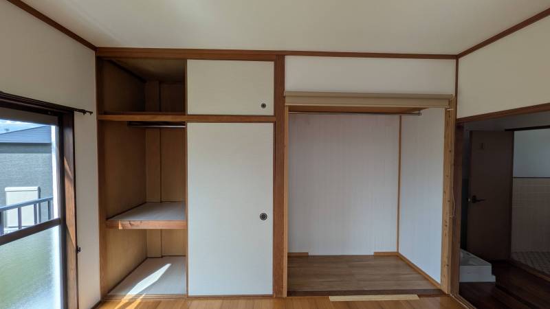 収納力たっぷりのハンガーパイプ付収納。