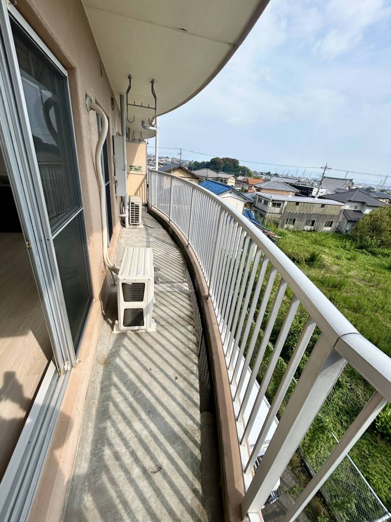 広々バルコニーは日当たりも抜群です♪