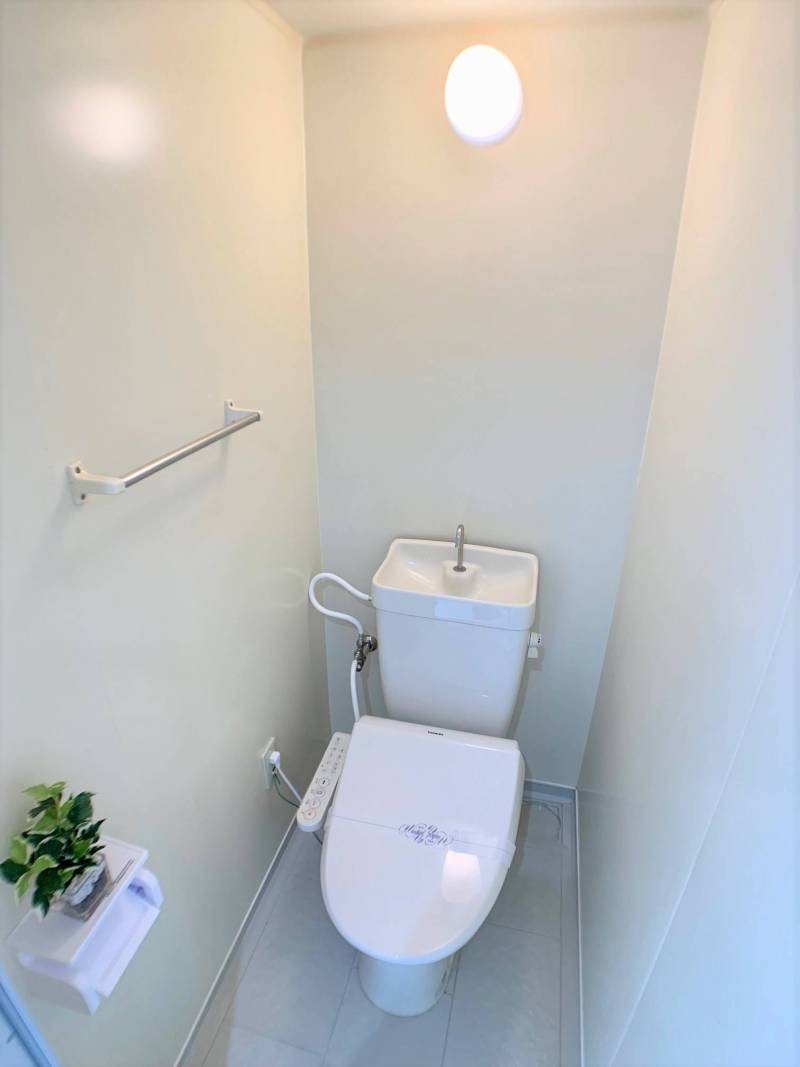 温水洗浄便座付き！トイレレバー、ペーパーホルダーも交換済み