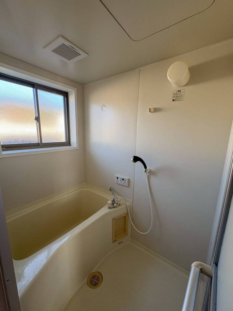 窓のある開放的なお風呂