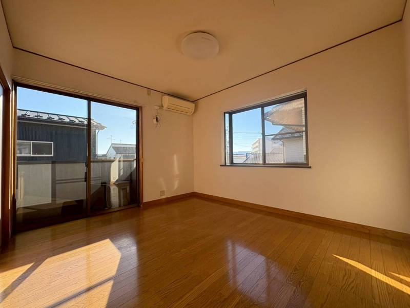 2面採光で明るい洋室