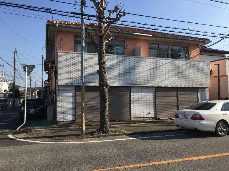 写真の車の前が102です。隣は学習塾が入っています。